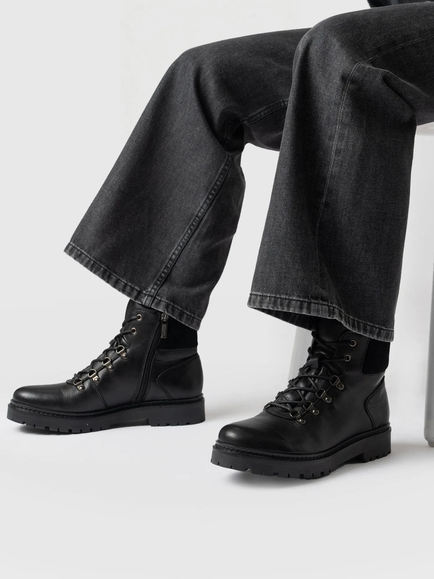 Best Saint and Sofia Finchley Hiking Boot - Black